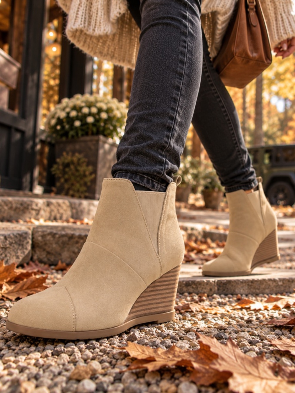 TOMS Kelsey Beige Leather Chelsea Wedge Ankle Booties Pull On Sz 8.5